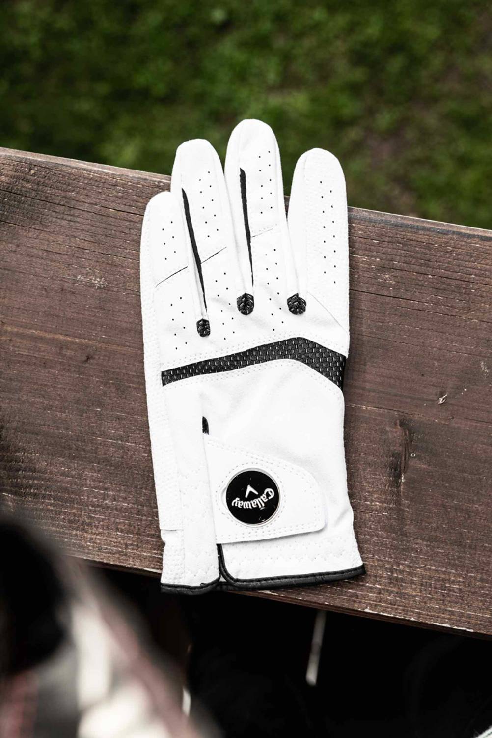 Im Test: Ein Golfhandschuh auf einem Holzbalken von oben.