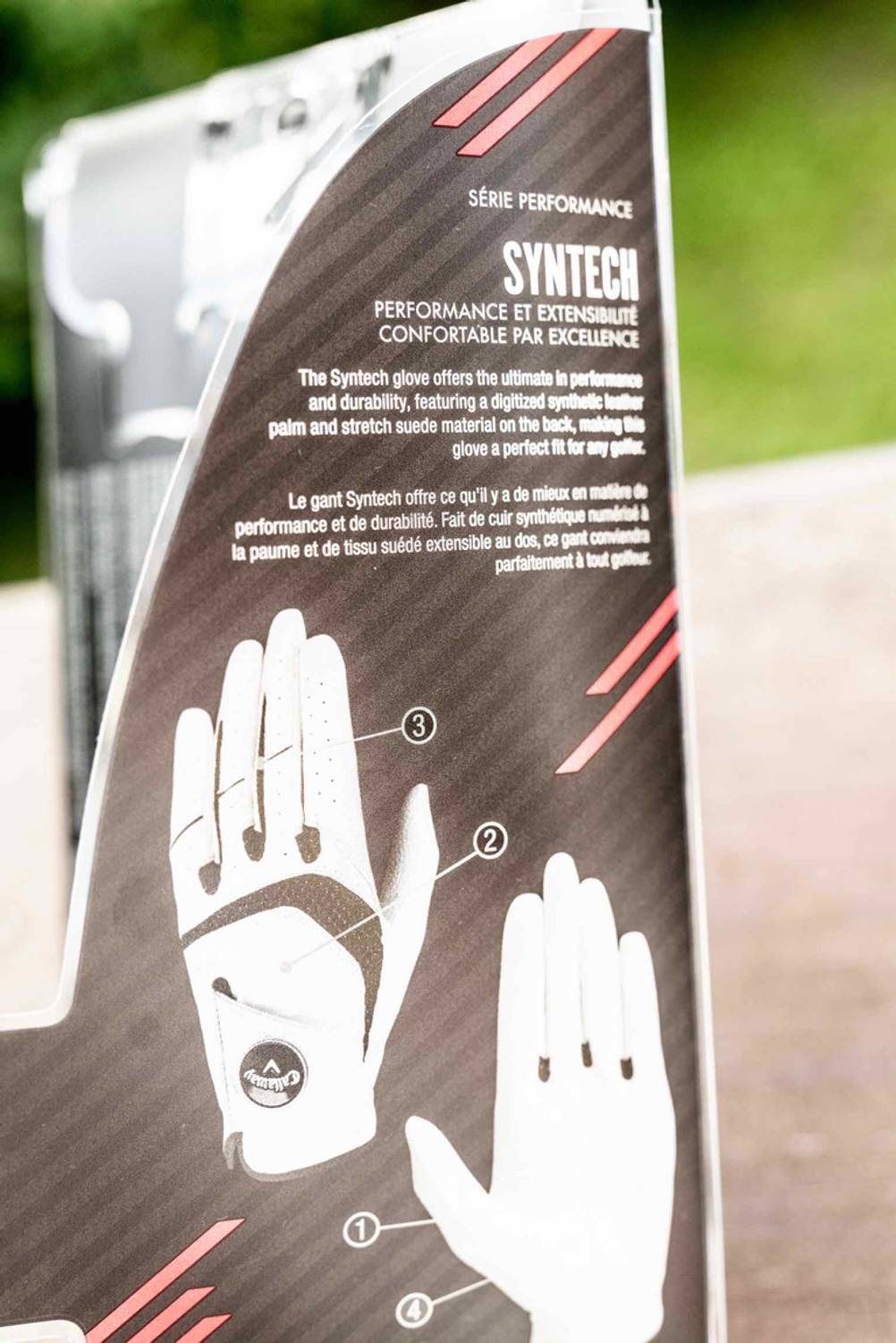 Nahaufnahme der Verpackung der getesteten Golfhandschuhe mit Informationen.