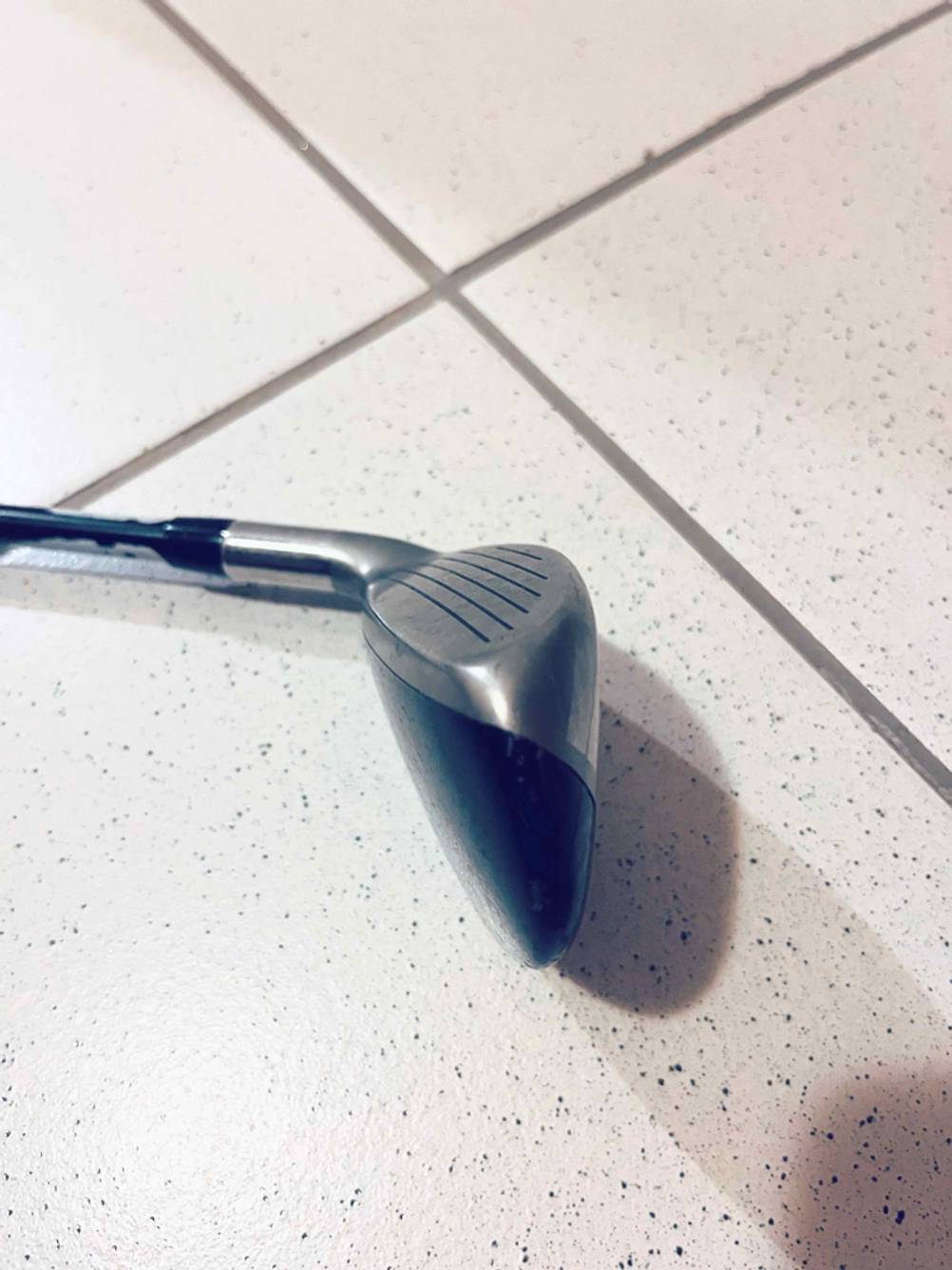 Golfschläger-Test: Ein Schläger auf einem Fließenboden liegend.