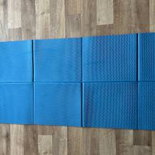 Reise-Yogamatte im Test: Faltbare blaue Yogamatte auf Boden.