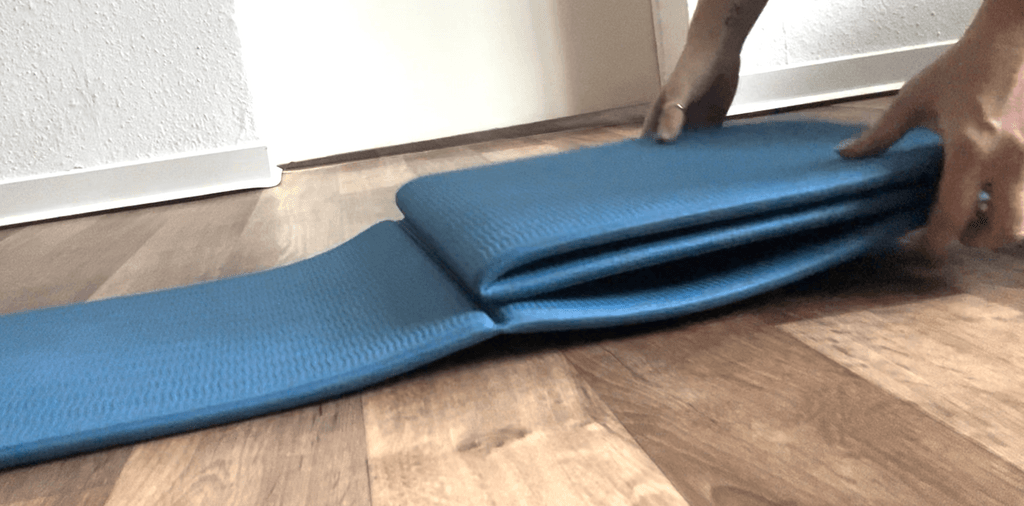Reise-Yogamatte im Test: Yogamatte wird eingeklappt