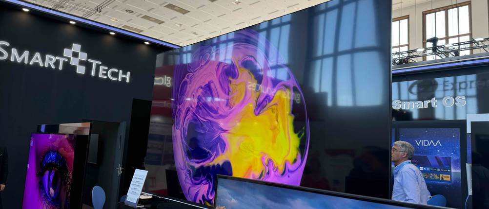 75-Zoll-Fernseher im Test: Gerät ist eingeschaltet.