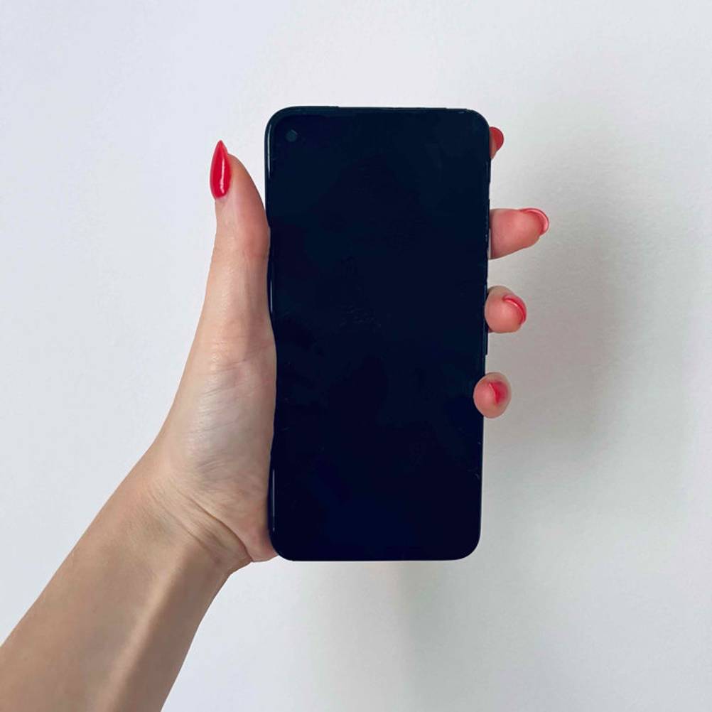 Das getestete Google-Pixel-Handy wird in der Hand gehalten.
