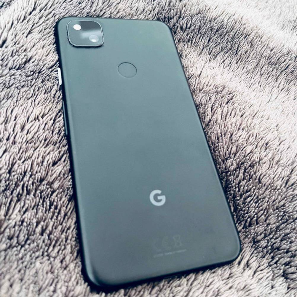 Das getestete Google-Pixel-Handy liegt auf einer Decke.