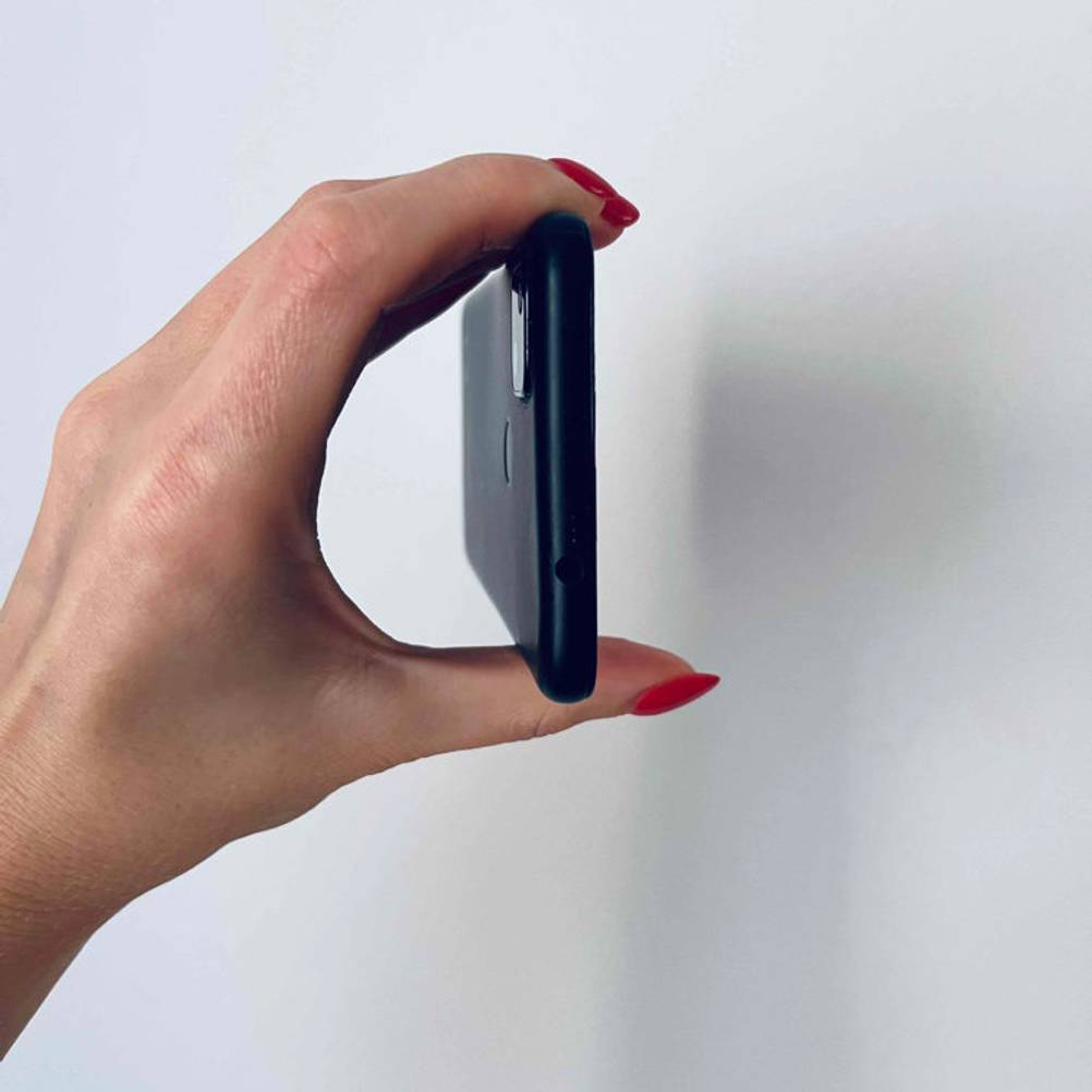 Das getestete Google-Pixel-Handy wird hochgehalten.