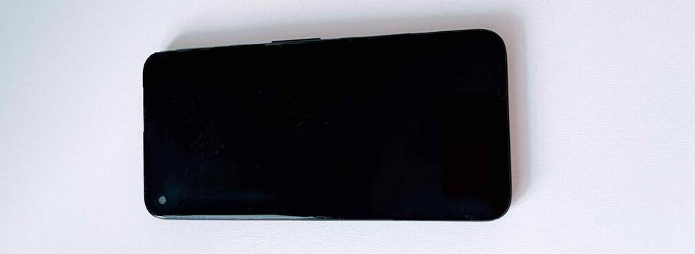 Im Test: ein Google-Pixel ausgeschaltet, mit schwarzem Display, liegt auf einer weißen Oberfläche.