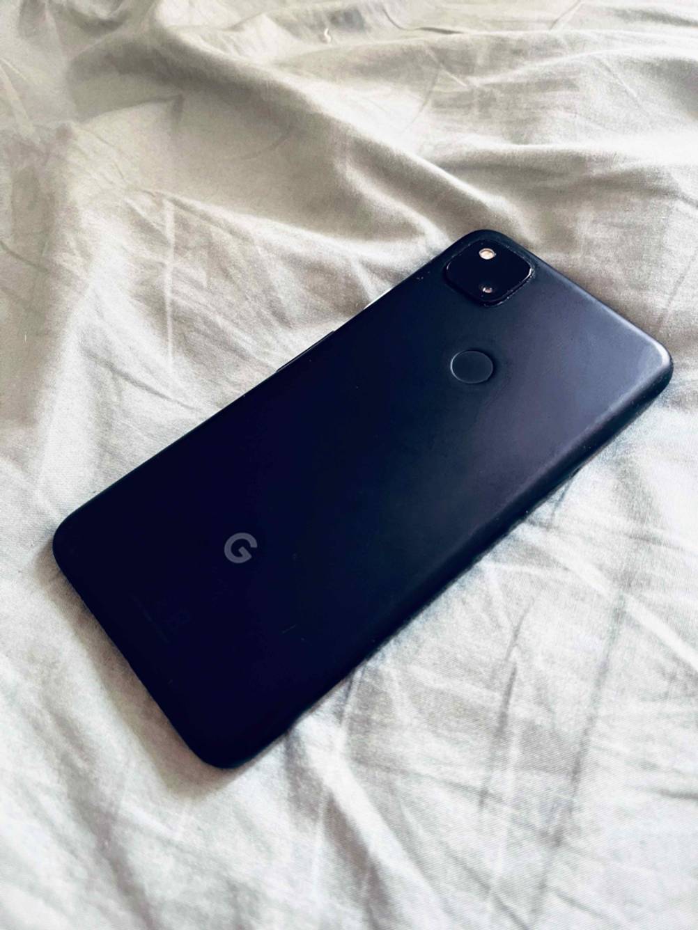 Ein getestetes Google-Pixel Handy befindet sich auf einem Bettlacken. 