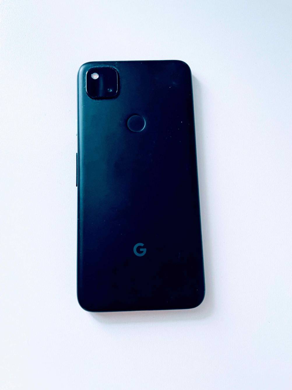 Ein getestetes Google-Pixel Handy befindet sich auf einer weißen Oberfläche. 