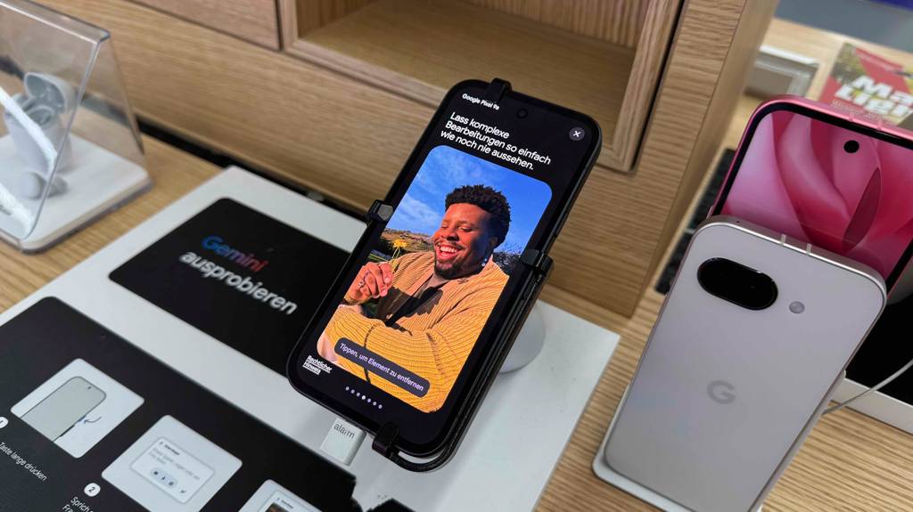 Smartphone bis 500 Euro getestet: Auf dem Display ist ein Mann mit Blume in der Hand.