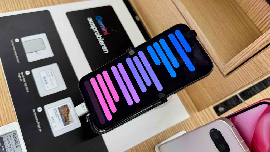 Auf dem Display eines Smartphone bis 500 Euro im Test sind bunte Streifen als Bildschirmschoner.