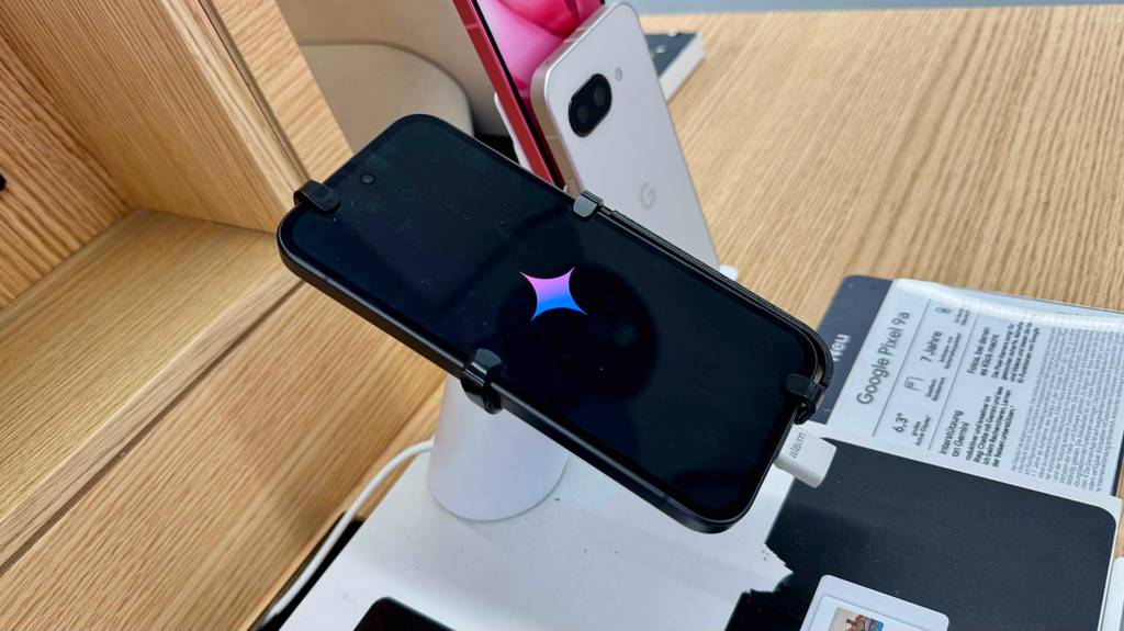 Smartphone bis 500 Euro-Test: Blick auf das Display von der Seite.