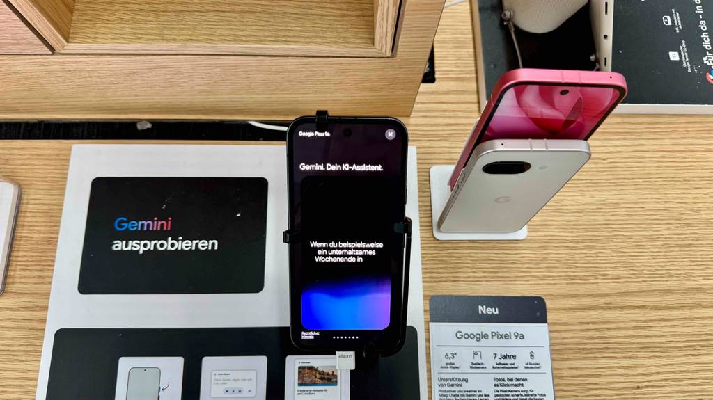 Blick von oben auf ein Smartphone bis 500 Euro im Test.