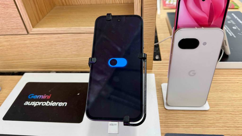 Auf einem Smartphone bis 500 Euro im Test ist ein Entsperrsymbol.