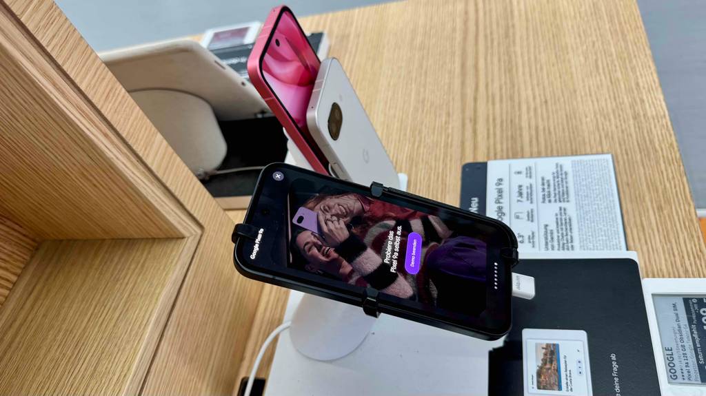 Auf dem Display eines getesteten Smartphones bis 500 Euro sind zwei Personen, die ein Selfie machen.