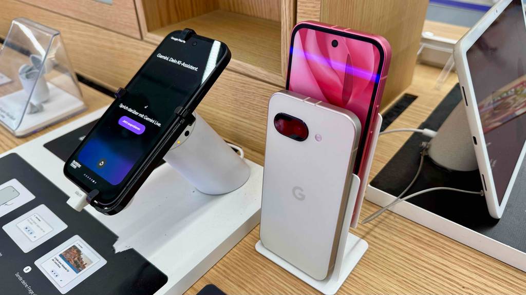 Ein Smartphone bis 500 Euro steht zum testen auf einem Ständer neben weiteren Smartphones.