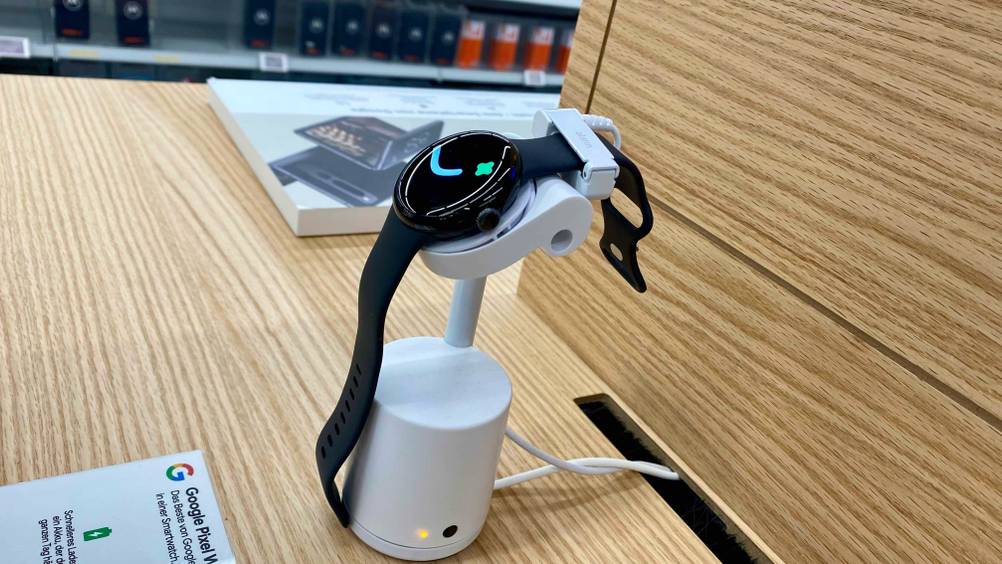 Smartwatch mit LTE getestet: Ein Produkt von der Seite auf einem Ständer auf einer Holzfläche.