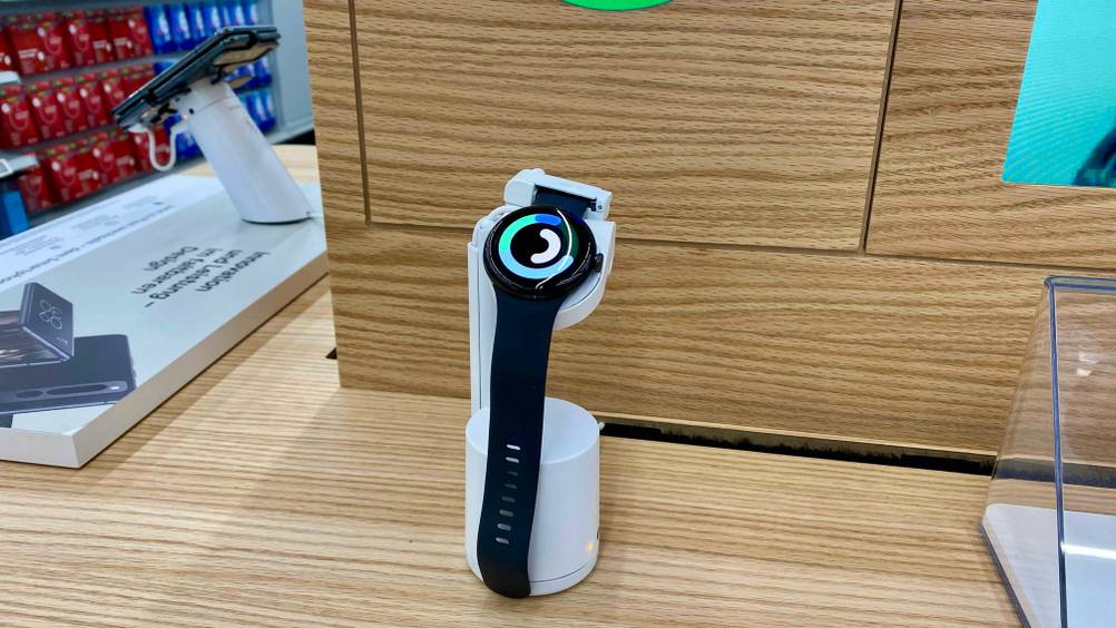 Eine Smartwatch mit LTE im Test auf einem Ständer vor einer Holzwand.