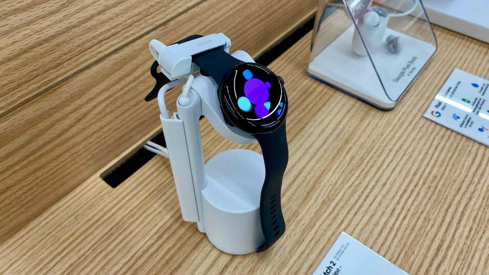 Eine getestete Smartwatch mit LTE auf einem weißen Ständer von der Seite in einer Verkaufsfläche.