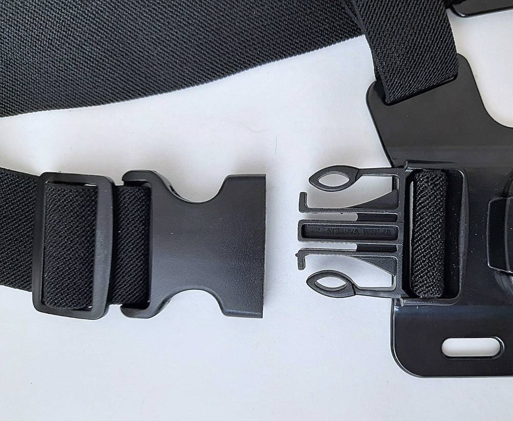 GoPro-Brustgurt-Test: Nahaufnahme einer geöffneten Schnalle.