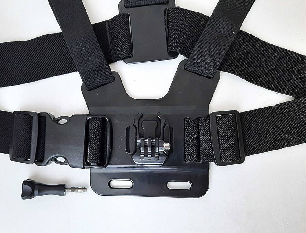 Der getestete GoPro-Brustgurt auf einer hellen Fläche mit einem Schraubwerkzeug.