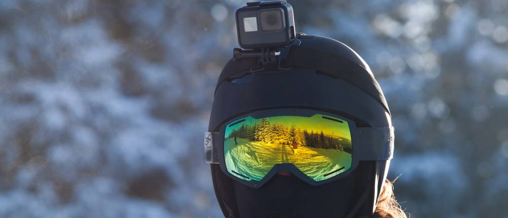 Go-Pro-Klebehalterungen sind zur Anbringung am Helm entwickelt.
