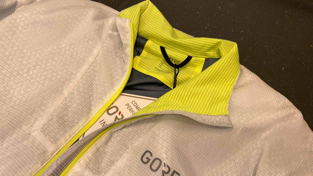 Kragen Vorderseite einer Herren Laufjacke von Gore in silber/neongelb