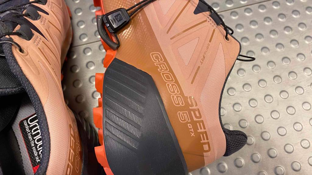 Gore-Tex-Wanderschuhe Damen: Dämpfung der Salomon-Wanderschuhe im Fersenbereich.
