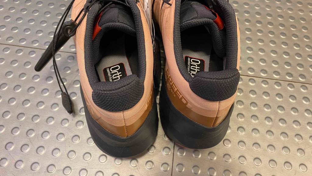 Gore-Tex-Wanderschuhe Damen: Nahansicht des Polsters an der Ferse und innen eines Salomon-Wanderschuhs.