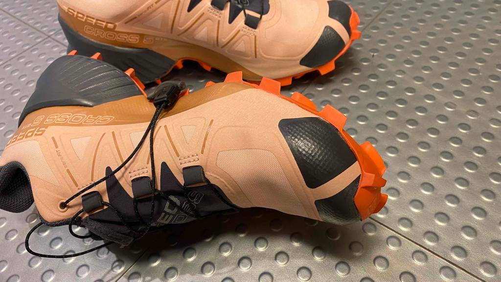 gore-tex-wanderschuhe-damen: Salomon-Wanderschuhe in Orange-Schwarz.