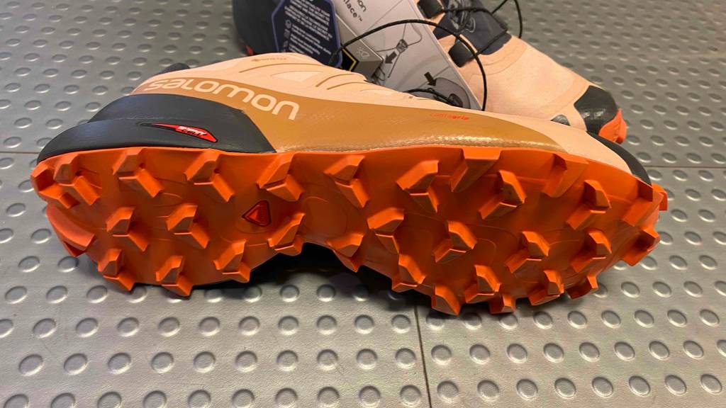 Im Test: Nahaufnahme der Sohle von Damen-Gore-Tex-Wanderschuhen mit Stollen.