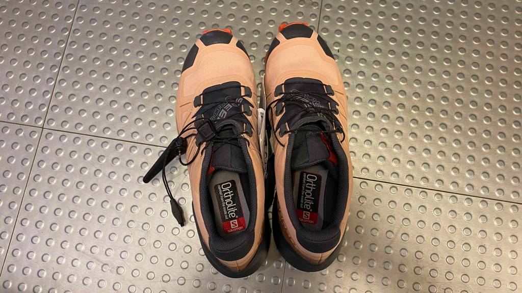 Ein Paar getestete Damen-Gore-Tex-Wanderschuhe von oben auf einer hellen Fläche.