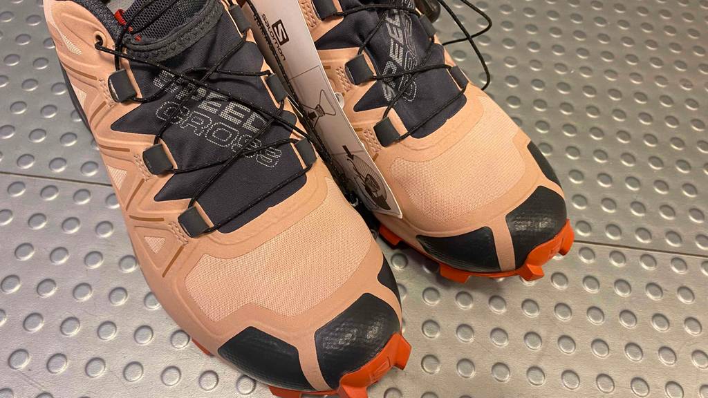 gore-tex-wanderschuhe-damen: Schürung der Salomon-Wanderschuhe für Damen. 