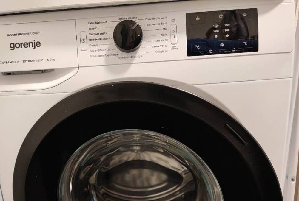 Detailansicht des eingeschalteten Kommandopaneels einer Gorenje 7-kg-Waschmaschine im Test mit Inverter Power Drive.