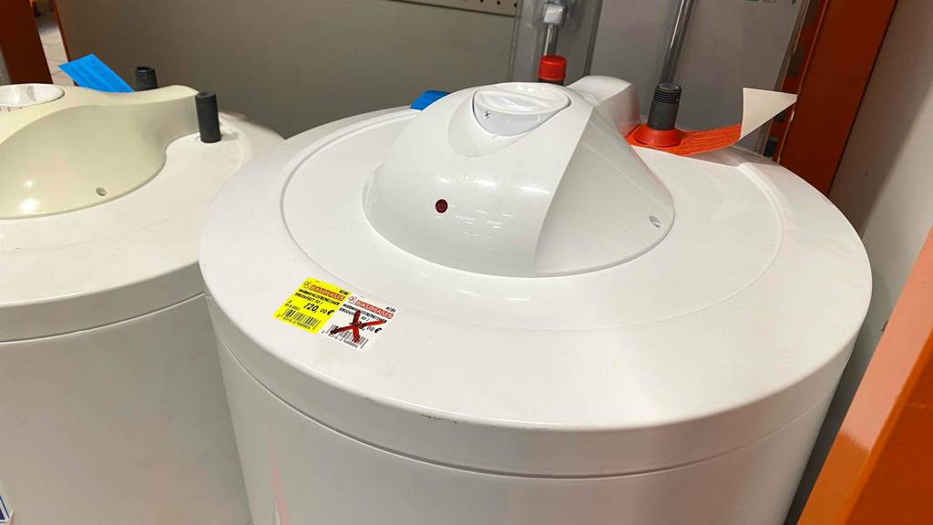 Warmwasserspeicher mit 50-Liter-Volumen im Test: Zwei Speicher stehen nebeneinander.