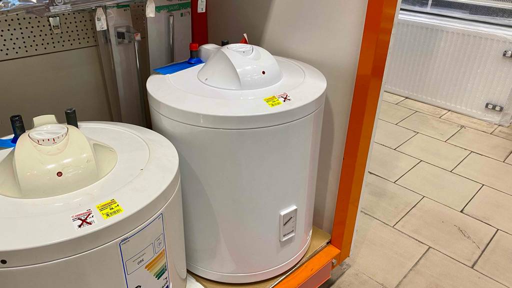 Warmwasserspeicher mit 50-Liter-Volumen getestet: Speicher steht im Schrank. 