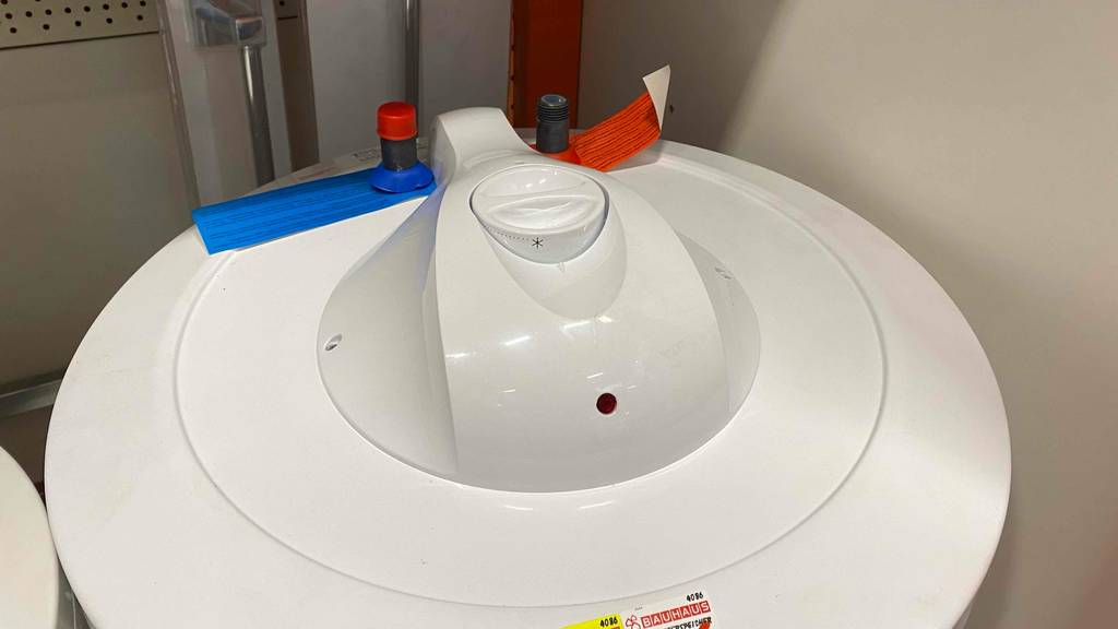 Getesteter Warmwasserspeicher mit 50-Liter-Volumen hat eine weiße Farbe.