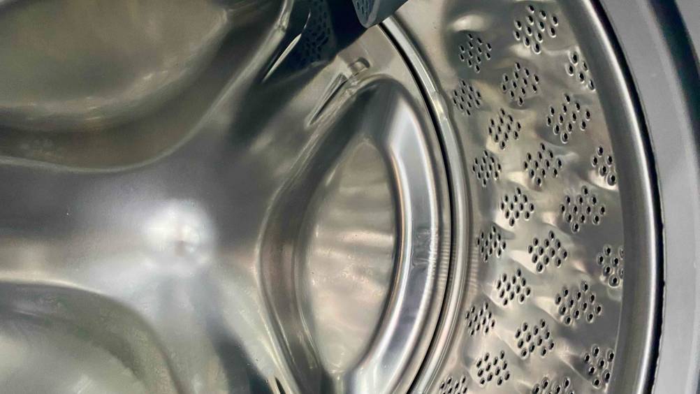 Im Test: Detailaufnahme der Trommel innen einer 7-kg-Waschmaschine.
