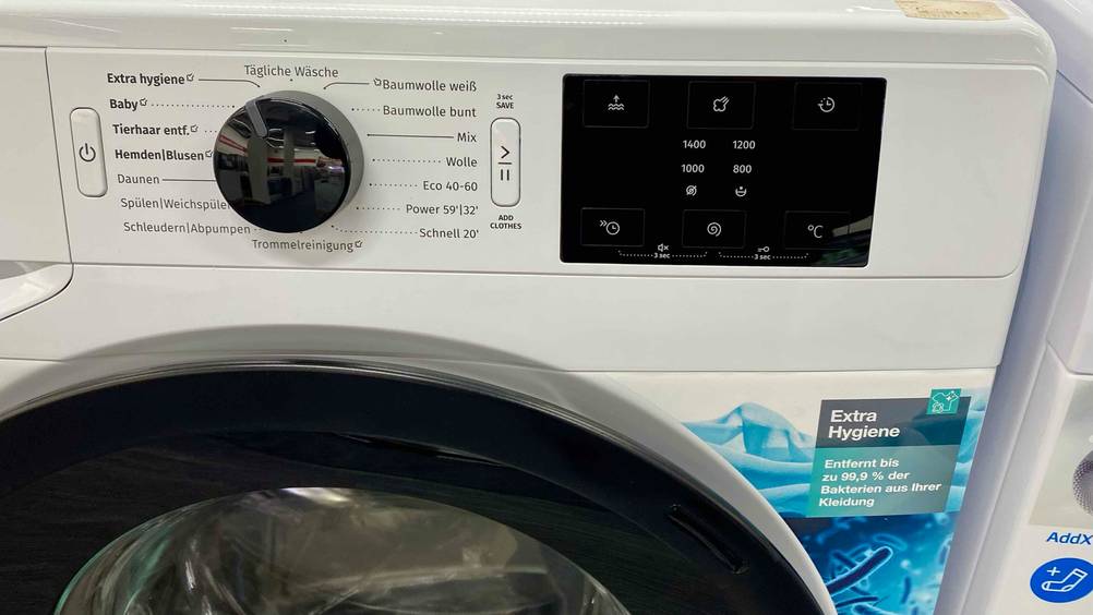 7-kg-Waschmaschine getestet: Nahaufnahme des Displays und der Bedienelemente.