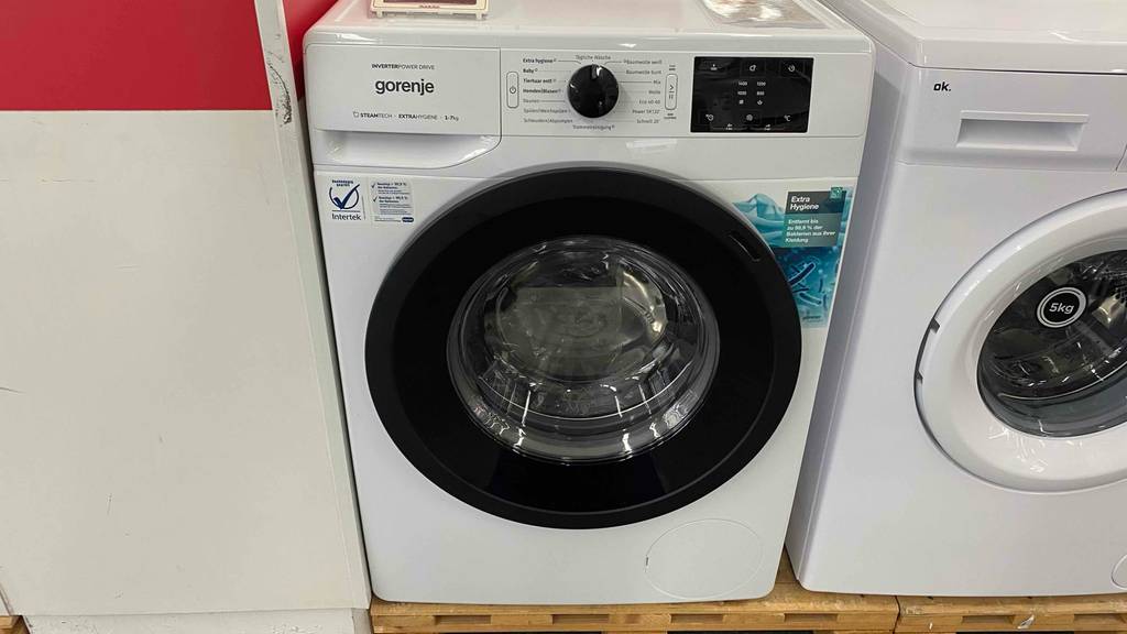 Gorenje Waschmaschine im Test auf einer Palette in Frontansicht.