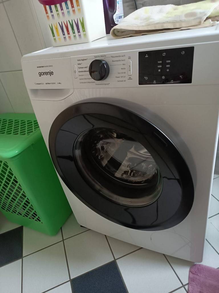 7-kg-Waschmaschine von Gorenje im Test befindet sich in einem Badezimmerbereich.