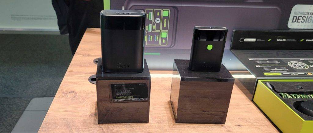Die Powerbank im Test steht auf einem Tisch.
