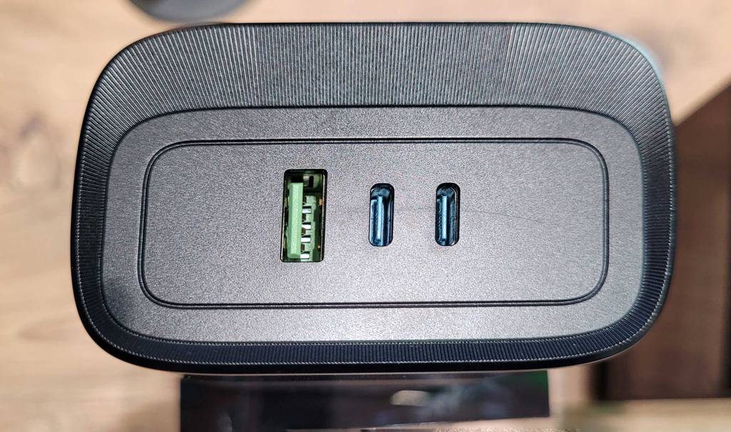Im Test: Anschlüsse einer Powerbank mit 30000 MAH.