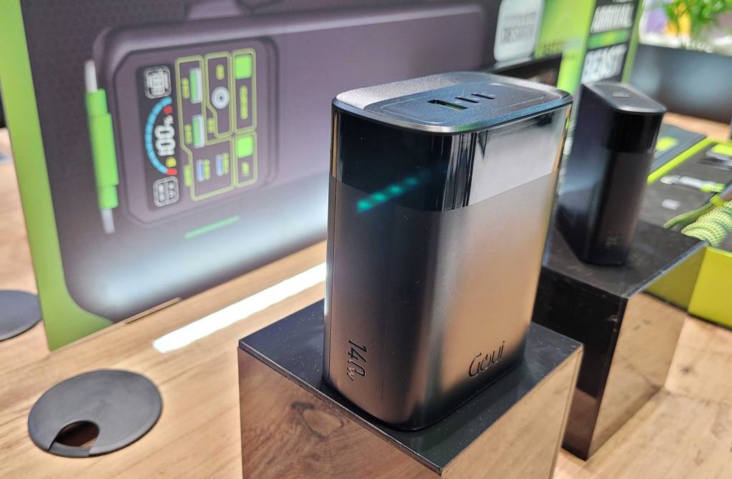 Im Test: Powerbank mit 30000 MAH steht auf schwarzem Sockel, seitliche Ansicht.
