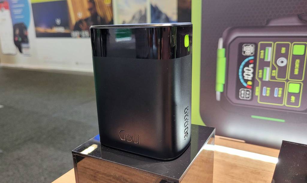 Im Test: Powerbank mit 30000 MAH steht auf schwarzem Sockel.