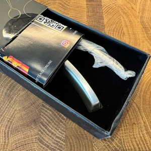 Der geöffnete Karton der Gourmet Easy Knoblauchpresse.