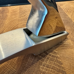 Eine Knoblauchzehe in der Gourmet Easy Knoblauchpresse wird zusammengedrückt.