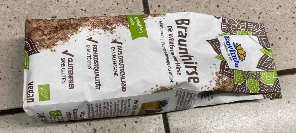 Nahaufnahme einer Packung getesteter Braunhirse der Marke Govinda.