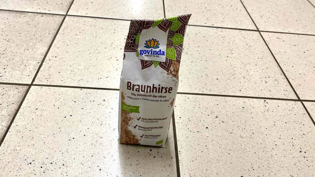 Govinda-Braunhirse im Test steht in der Verpackung auf dem Boden.