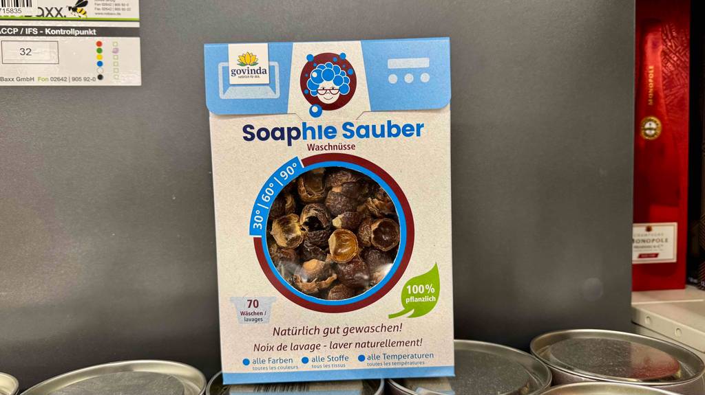 Im Test: Detailansicht der Waschnüsse durch das transparente runde Fenster in der Verpackung.