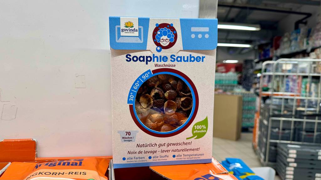 Waschnüsse im Test: Auf der Vorderseite einer Packung stehen Informationen zum Produkt.